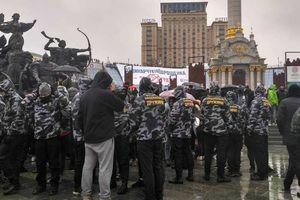 В центре Киева "Нацкорпус" начал акцию протеста и хочет двигаться в сторону АПУ. Трансляция