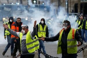 Около 60 раненых и 366 арестованных: в Париже прошли массовые протесты "желтых жилетов"