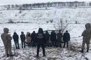 Украинские пограничники задержали группу нелегальных мигрантов на границе с Россией