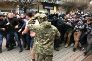 Перед встречей Порошенко с народом в Ивано-Франковске произошла потасовка: фото и видео