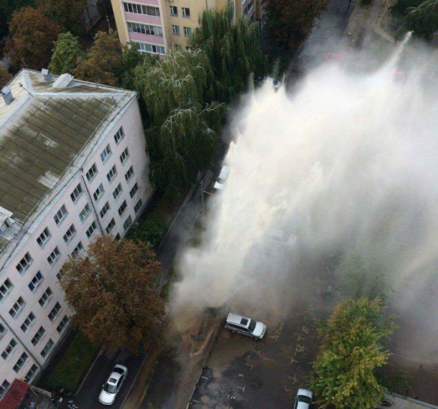 «Гейзер» выше четвертого этажа: в Соломеском районе столицы Украины прорвало трубу