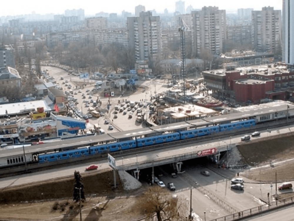 В Киеве умер мужчина, попавший под поезд метро