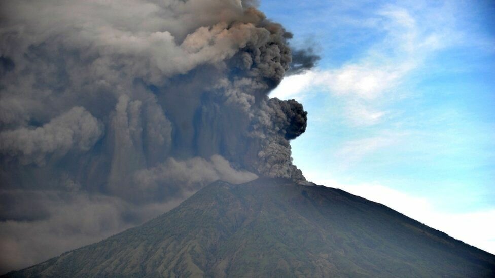 На Бали из-за масштабного извержения вулкана людей могут принудительно эвакуировать