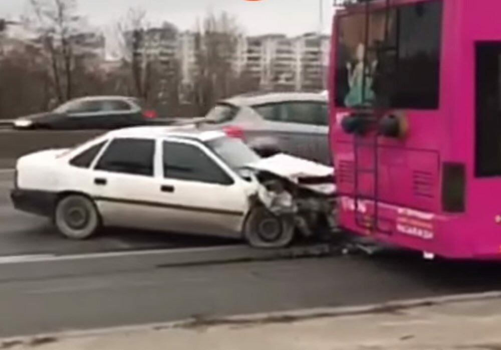 В Киеве на проспекте Бандеры водитель легкового авто на полном ходу въехал в троллейбус