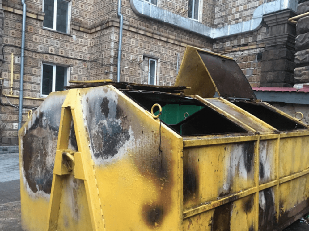В Киеве на Крещатике взорвался мусорный контейнер