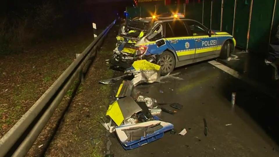 ДТП в Германии: нетрезвый дальнобойщик протаранил полицейский автомобиль